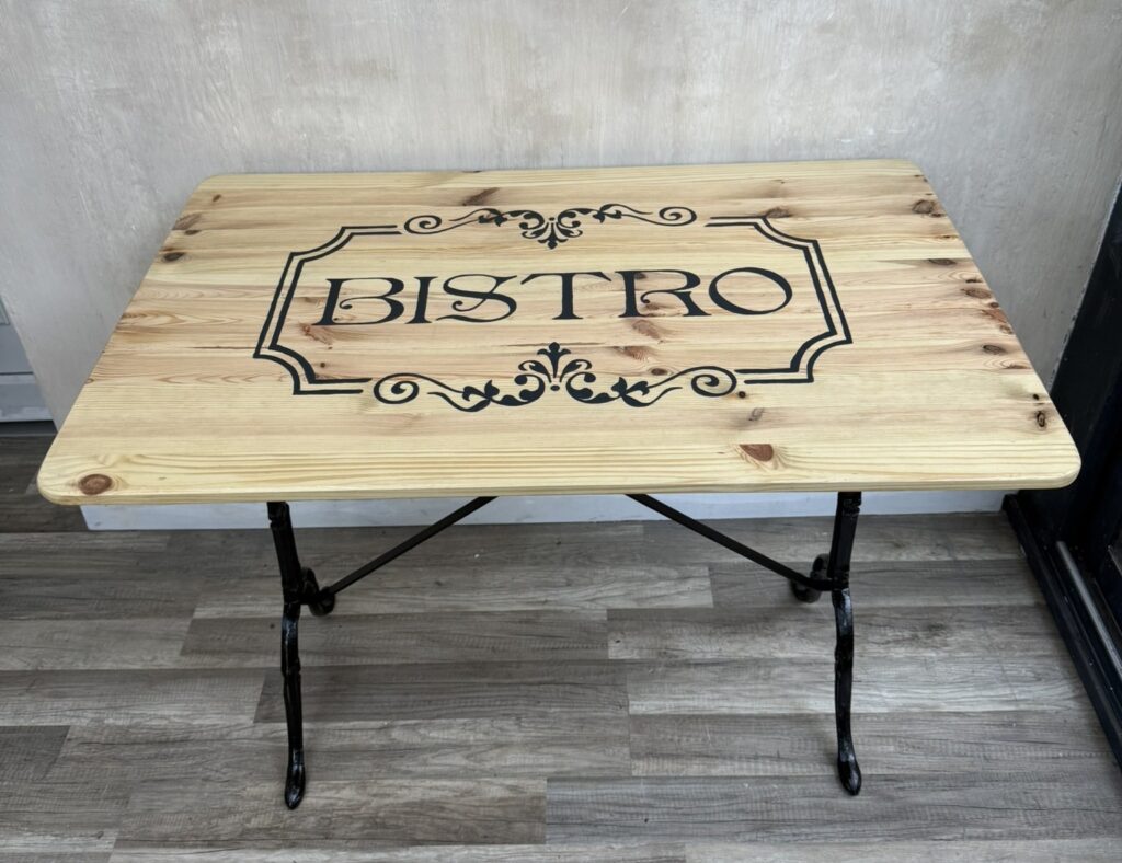Atelier Ann'Art Factory | Création table de bistrot bois et fonte avec motif peint | Tassin/Lyon
