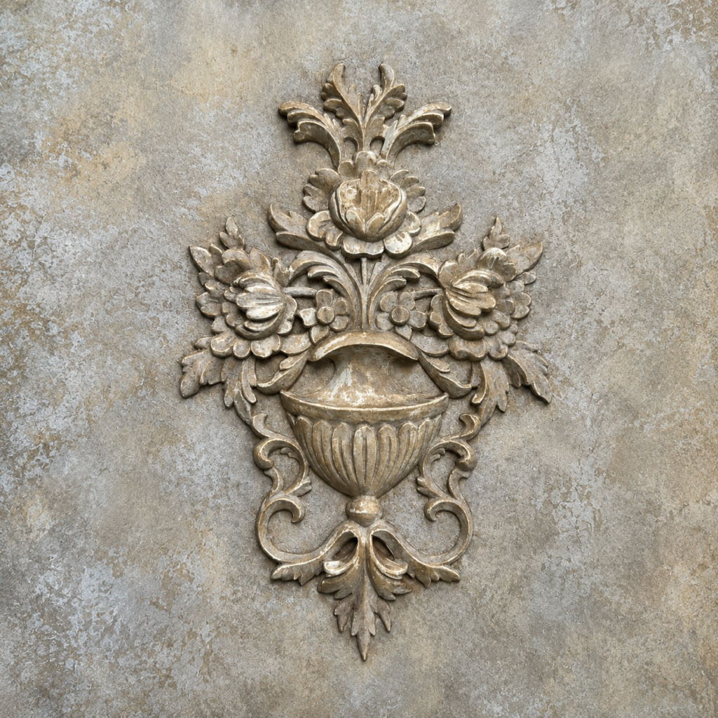 Relief baroque floral sur meuble patiné