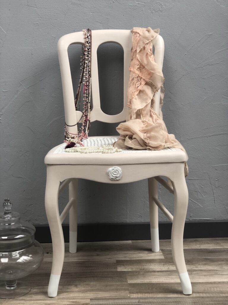 Atelier Ann'Art Factory | Chaise rustique cannée relookée en rose poudré et blanc | Tassin/Lyon